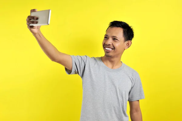 Portret Van Coole Vrolijke Aziatische Man Met Video Oproep Met — Stockfoto