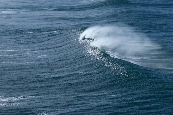 Волны Разбивающиеся Морском Побережье — стоковое фото