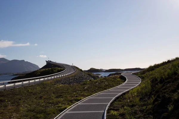 夏のフィヨルドの上に小さな島を結ぶノルウェーの大西洋道路 — ストック写真