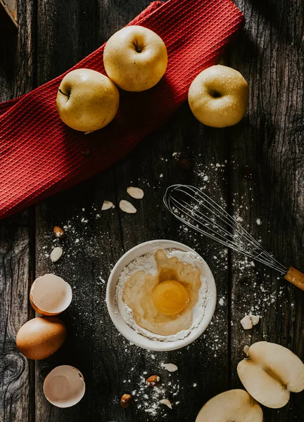 Zelfgebakken Zoete Gebakken Eieren Met Kaneel Suiker Zwarte Houten Ondergrond — Stockfoto