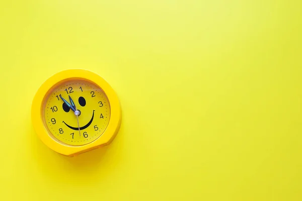 Horloge Souriante Plastique Jaune Sur Fond Jaune — Photo