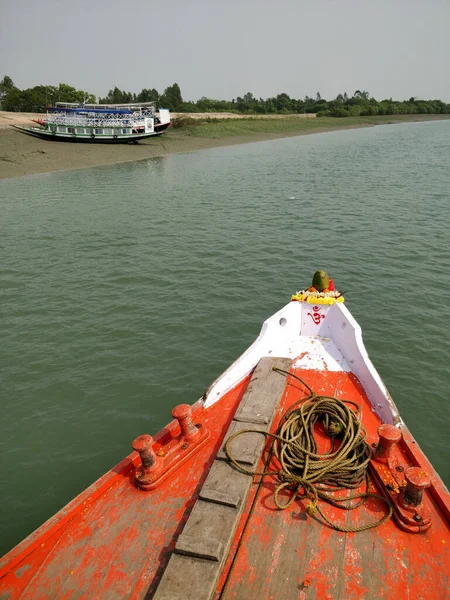 Płetwa Jasnoczerwonej Łodzi Rybackiej Turystycznej Pływającej Zatoce Bengalskiej — Zdjęcie stockowe