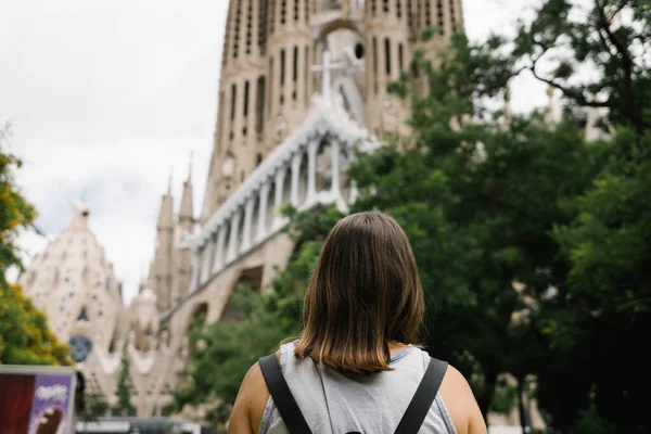 Dziewczyna Obserwując Sagrada Familia Barcelonie — Zdjęcie stockowe