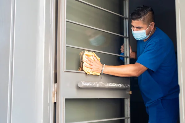 Staf Pemeliharaan Desinfektan Pintu Hotel — Stok Foto