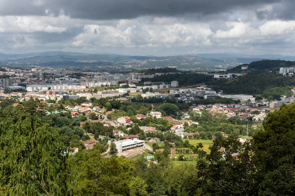 Vacker Utsikt Över Staden Och Gröna Skogar Från Bom Jesus — Stockfoto