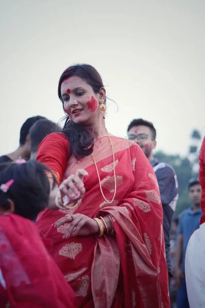 Una Mujer Shari Rojo Bailando Festival Puja Durga Durga Puja —  Fotos de Stock