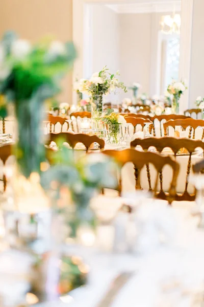 Çiçekli Mumlu Düğün Masası — Stok fotoğraf