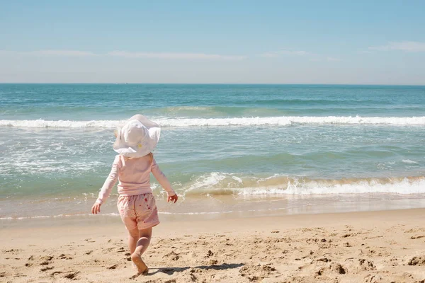 Дівчинка Малюк Роздивляється Океан Пляжі Південній Кореї — стокове фото
