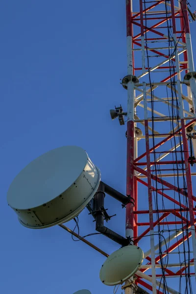 背景に青い空の装置でいっぱいの放送塔の閉鎖 — ストック写真