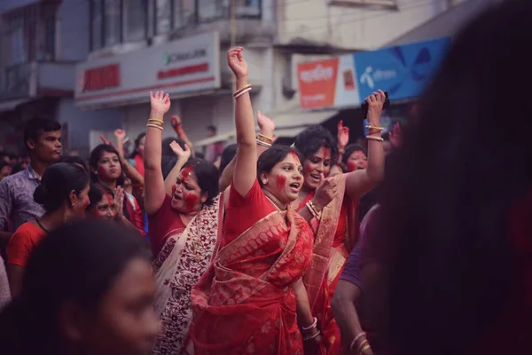 Mulheres Levantando Mãos Dizendo Oração Hindu Seu Caminho Para Imersão — Fotografia de Stock