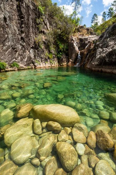 Prachtig Uitzicht Kristalhelder Water Groen Zwembad Aan Rivier Peneda Geres — Stockfoto
