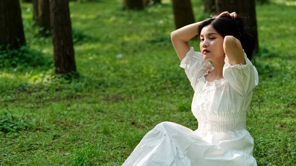 Portrait Chinese Girl White Dress Sit Forest Sunny Day — Foto Stock