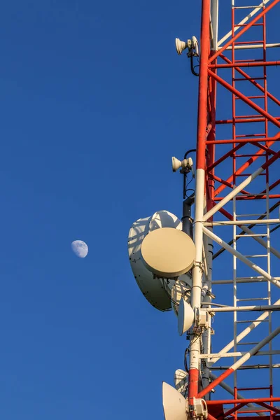 Nahaufnahme Eines Sendeturms Voller Geräte Mit Blauem Himmel Hintergrund — Stockfoto