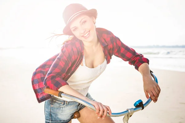 Een Aantrekkelijke Jonge Vrouw Haar Fiets Het Strand — Stockfoto