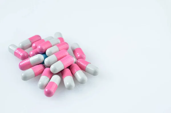 医学概念与胶囊 白人背景的药物 — 图库照片