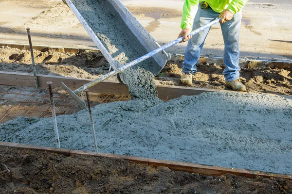 Járda Lefektetése Nedves Betonba Frissen Öntött Járdákon — Stock Fotó