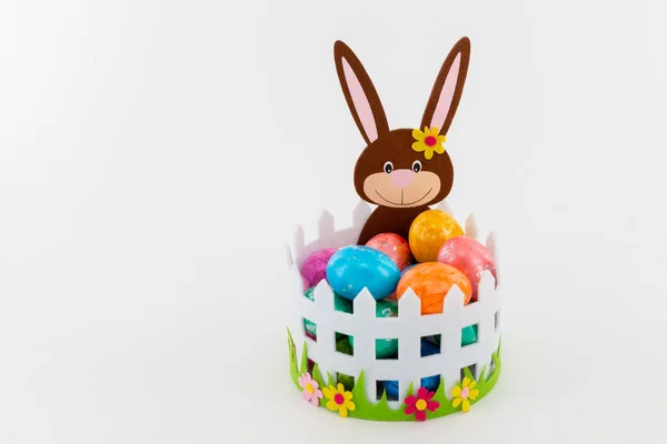 Unos Coloridos Huevos Pascua Una Canasta Con Conejo Pascua — Foto de Stock