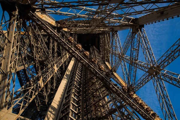 パリ日の出の間に有名なエッフェル塔の景色 — ストック写真