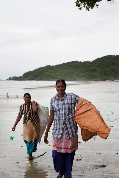 Heavy Rain Beach Goa India Women Boats Fis — Fotografia de Stock