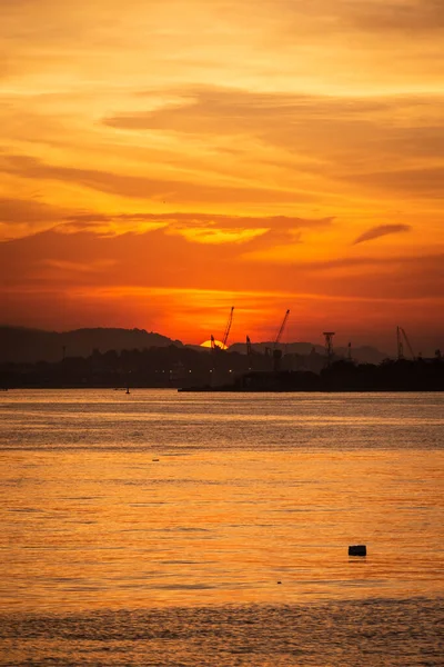 Schöne Aussicht Auf Den Sonnenuntergang Meeresufer Der Industriellen Innenstadt Von — Stockfoto