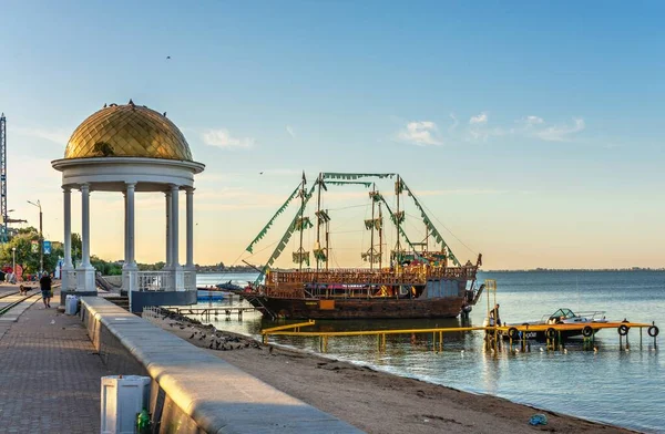 Berdyansk, Ukraine 07.23.2020. Alcove on the embankment of the Sea of Azov in Berdyansk, Ukraine, in an early summer morning — Stock Image Berdyansk Ukraine 2020 Alcove Embankment Sea Azov Berdyansk Ukraine Early Stock Picture