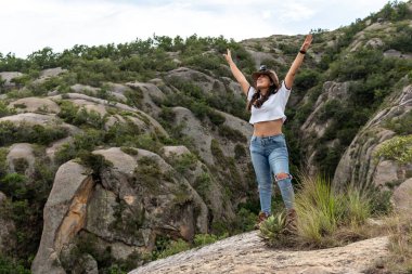 Uçurumun kenarına atlayan genç mutlu kadın