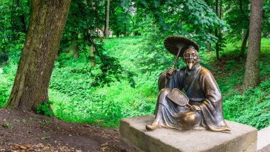 Bila Tserkva, Ukrayna 06.20.2020. Ukrayna 'nın en güzel ve ünlü ağaç kesimlerinden biri olan İskenderiye parkındaki Çin köprüsü, bulutlu bir yaz gününde..