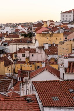 Lizbon, Portekiz 'in merkezindeki eski tarihi şehir binalarına güzel manzara