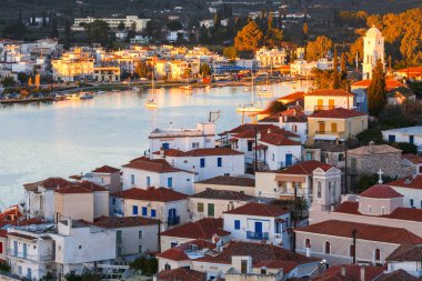 Moreloponese yarımadasındaki Poros Adası ve Galatas köyünün havadan görünüşü