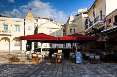 Sabahın erken saatlerinde Zakynthos şehrinin ana caddelerinden birinde.