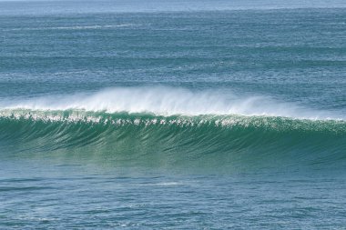 Dalgalar sahile çarpıyor.
