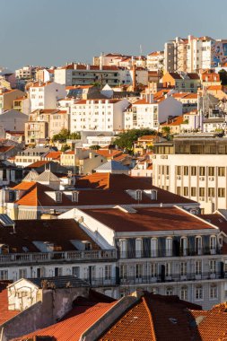 Lizbon, Portekiz 'in merkezindeki eski tarihi şehir binalarına güzel manzara