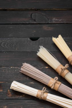 Çeşitli glütensiz karabuğday, yumurta ve pirinç eriştesi. Yukarıdan bak. Metnin altına yerleştir