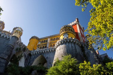 Lizbon, Portekiz yakınlarındaki Sintra 'daki eski renkli kalenin güzel manzarası