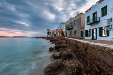Spetses köyünün ve limanının sabah manzarası, Yunanistan.