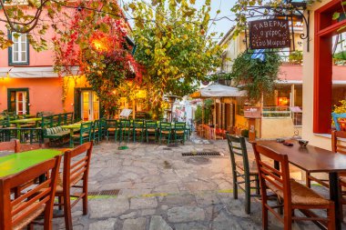 Lefkada şehrinin ana meydanındaki kafe ve restoranlar.