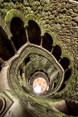 Quinta da Regaleira, Sintra, Lizbon, Portekiz yakınlarındaki eski tarihi kuleye güzel bir manzara