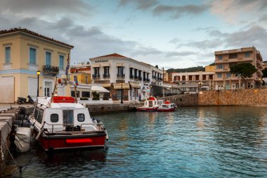 Spetses köyünün ve limanının sabah manzarası, Yunanistan.
