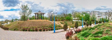 Yuzhne, Ukrayna 05.23.2020. Ukrayna 'nın Yuzhne şehrindeki sahil parkı. Güneşli bir bahar gününde panoramik manzara
