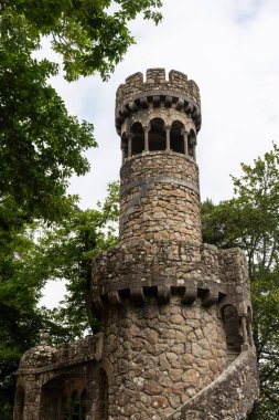Portekiz, Lizbon yakınlarındaki Quinta da Regaleira, Sintra bahçesindeki eski tarihi kale kulesine güzel bir manzara.
