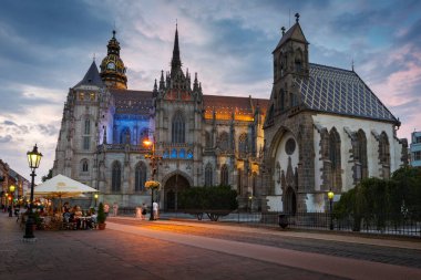 Kosice, Slovakya - 11 Ağustos 2018: Doğu Slovakya 'daki Kosice şehrinin ana meydanındaki St. Michael Şapeli ve St. Elisabeth Katedrali