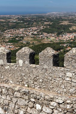 Lizbon, Portekiz yakınlarındaki Sintra 'daki eski fundalık kale ve kulelere güzel bir manzara