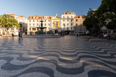 Portekiz, Lizbon 'da halka açık meydandaki Portekiz taşlarının tarihi dalgalı desenine güzel manzara