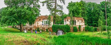 Bila Tserkva, Ukrayna 06.20.2020. Ukrayna 'nın en güzel ve ünlü ağaç kesimlerinden Bila Tserkva' daki İskenderiye parkı, bulutlu bir yaz gününde.