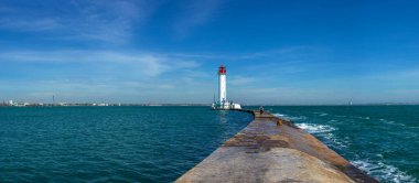 Odessa, Ukrayna 06.06.2020. Güneşli bir yaz gününde Odessa limanındaki Odessa deniz fenerine bir gezi.