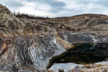 Bulutlu havada taş ocağı