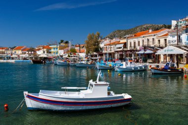 Samos adasında pisagor kasabası limanı, Yunanistan.