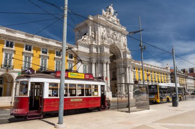 Lizbon, Portekiz 'in merkezindeki tarihi tramvay ve binalara güzel bir manzara