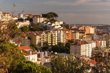 Lizbon, Portekiz 'in merkezindeki eski tarihi şehir binalarına güzel manzara