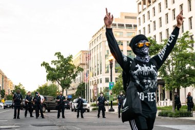 Şehirde yürüyen insanlar.